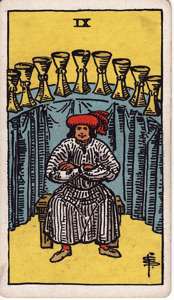Tarotkortet Nio i bägare – en nöjd person sitter framför nio uppradade bägare – symboliserar tillfredsställelse, önskeuppfyllelse och njutning.