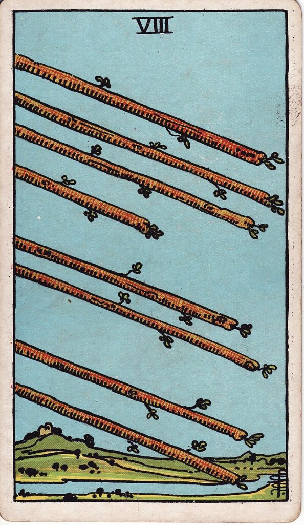 Tarotkortet Åtta i stavar – åtta stavar flyger genom luften över ett öppet landskap – symboliserar fart, kommunikation och snabba förändringar.