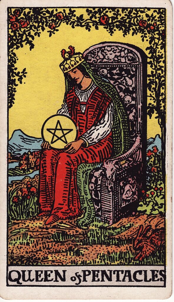 Tarotkortet Drottning i mynt – en varm kvinna sitter med ett mynt i knät, omgiven av natur – representerar praktiskt stöd, trygghet och närande energi.