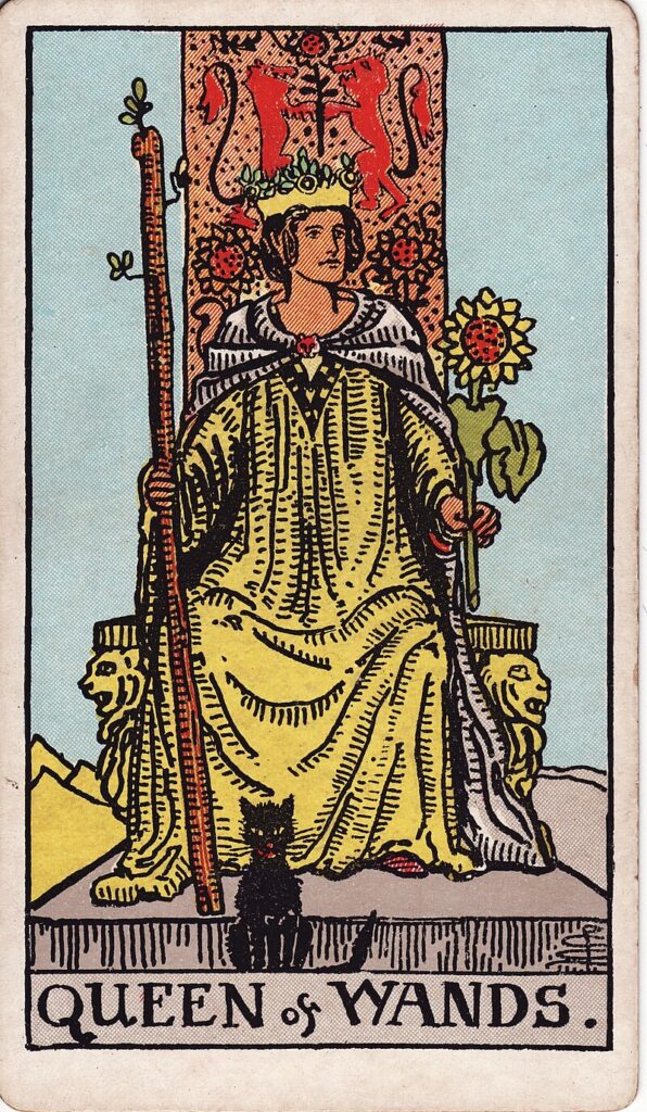 Tarotkortet Drottning i stavar – en självsäker kvinna sitter på en tron med en solros och svart katt – representerar självförtroende, karisma och passion.