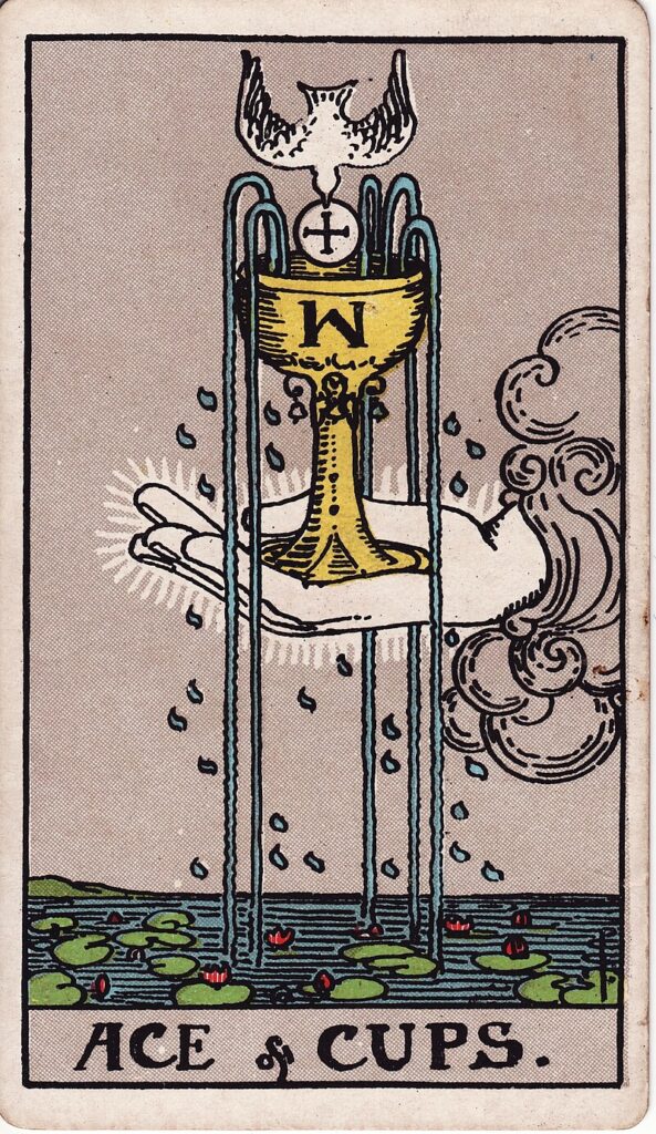 Tarotkortet Ess i bägare – en hand sträcker fram en överflödande bägare från ett moln – symboliserar kärlek, emotionell healing och nya känslomässiga början.
