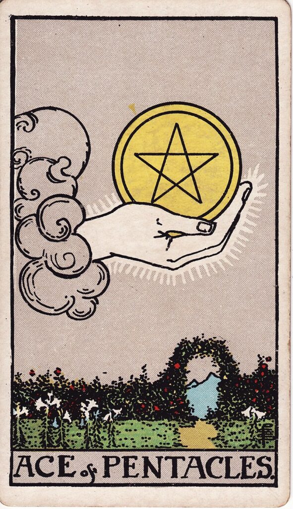 Tarotkortet Ess i mynt – en hand håller ett gyllene mynt över en trädgård – symboliserar nya materiella möjligheter, stabilitet och ekonomisk start.