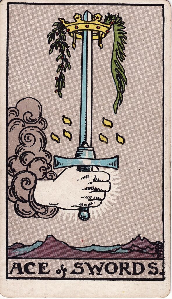 Tarotkortet Ess i svärd – en hand håller ett upphöjt svärd med en krona och ljus – symboliserar klarhet, sanning och nya idéer.