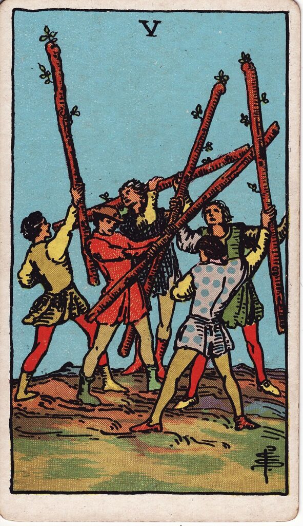 Tarotkortet Fem i stavar – fem personer tävlar med stavar i kaotisk energi – symboliserar konflikt, konkurrens och prövningar.