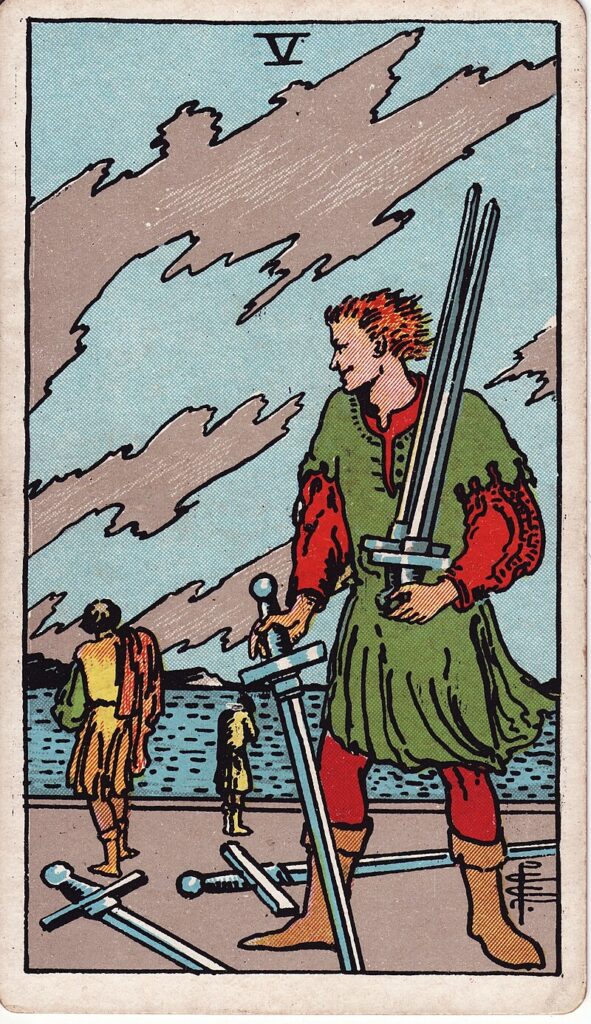 Tarotkortet Fem i svärd – en segrare samlar svärd medan andra går därifrån – symboliserar konflikt, seger med förlust och själviskt beteende.