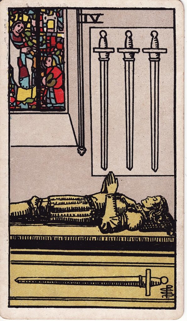 Tarotkortet Fyra i svärd – en person ligger stilla i vila med svärd hängande ovanför – representerar återhämtning, vila och inre reflektion.