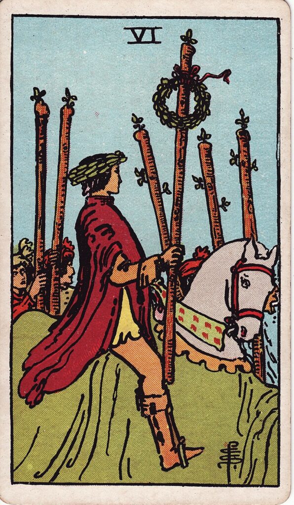 Tarotkortet Sex i stavar – en ryttare bär en segerkrans och hyllas av folket – representerar erkännande, framgång och triumf.