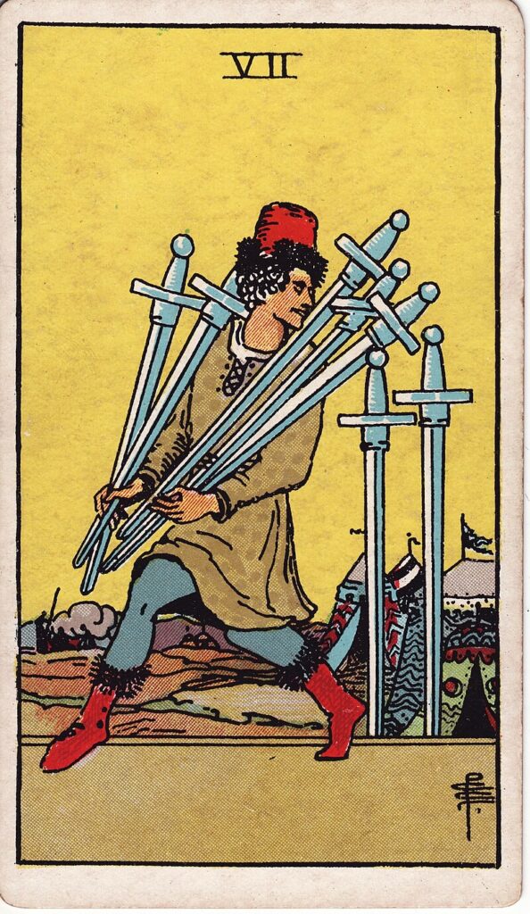 Tarotkortet Sju i svärd – en person smyger iväg med fem svärd – symboliserar svek, listighet och strategisk reträtt.