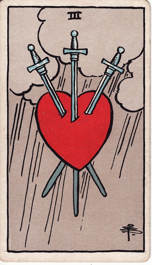 Tarotkortet Tre i svärd – ett hjärta genomborrat av tre svärd mot en regnig himmel – symboliserar hjärtesorg, smärta och förlust.