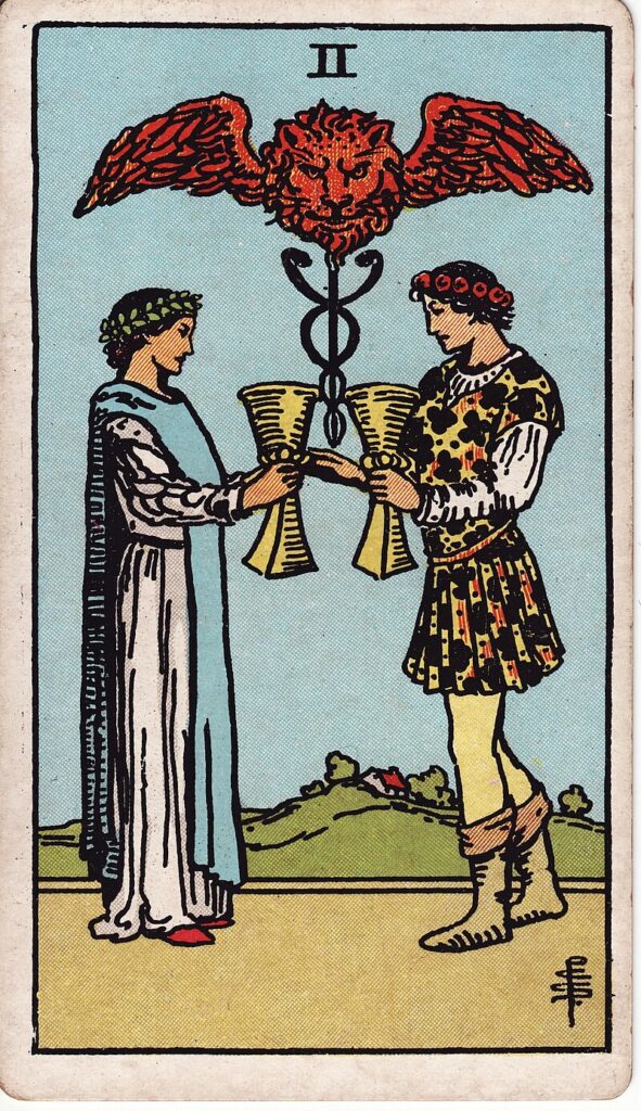 Tarotkortet Två i bägare – två personer utbyter bägare under ett caduceus – representerar kärlek, partnerskap och ömsesidig förbindelse.
